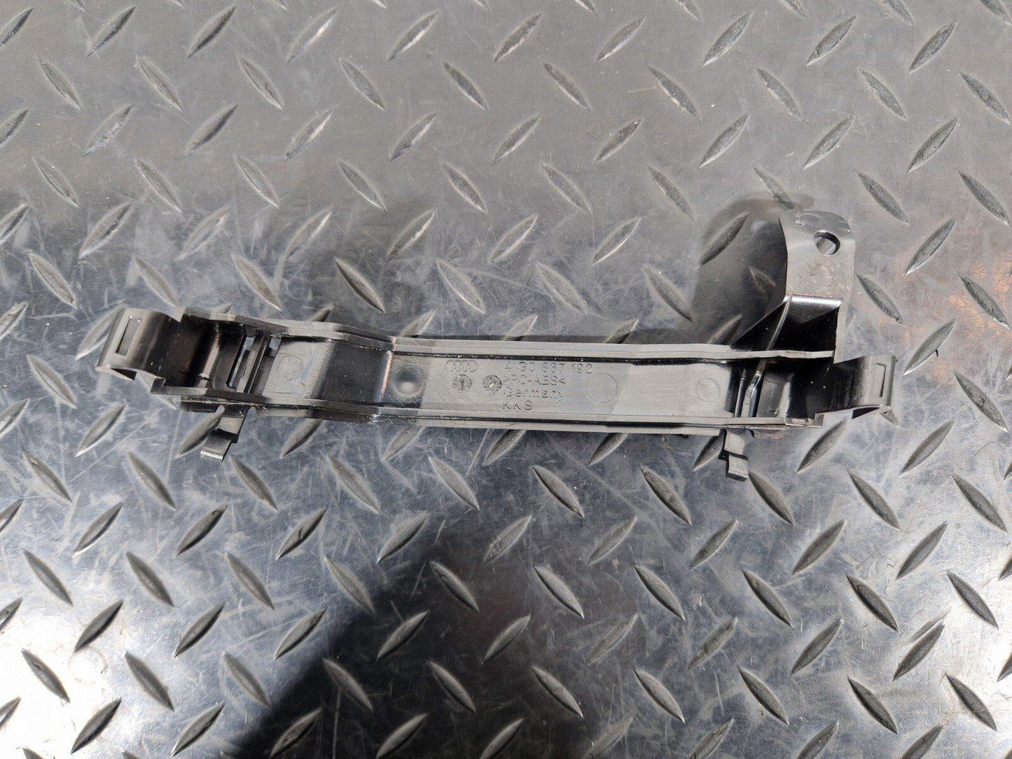 12-18 AUDI A6 C7 RIGHT HOLDER BRACKET 4G0867192