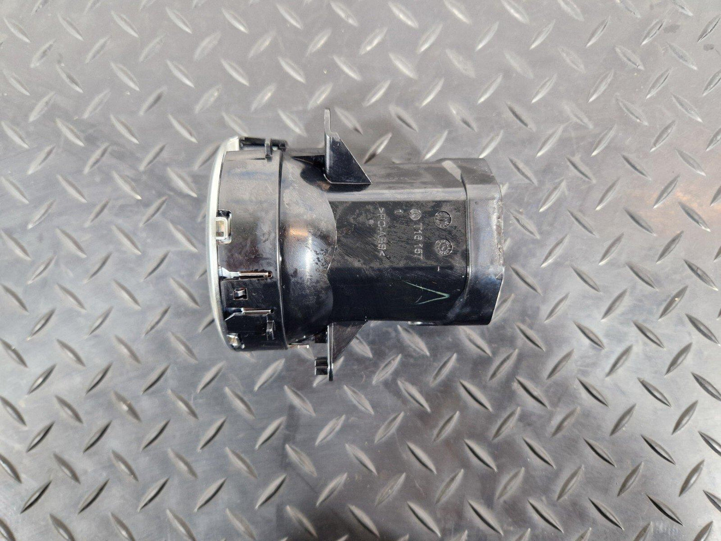 19-ON MERCEDES BENZ B CLASS W247 DASHBOARD CENTER AIR VENT A1778309100
