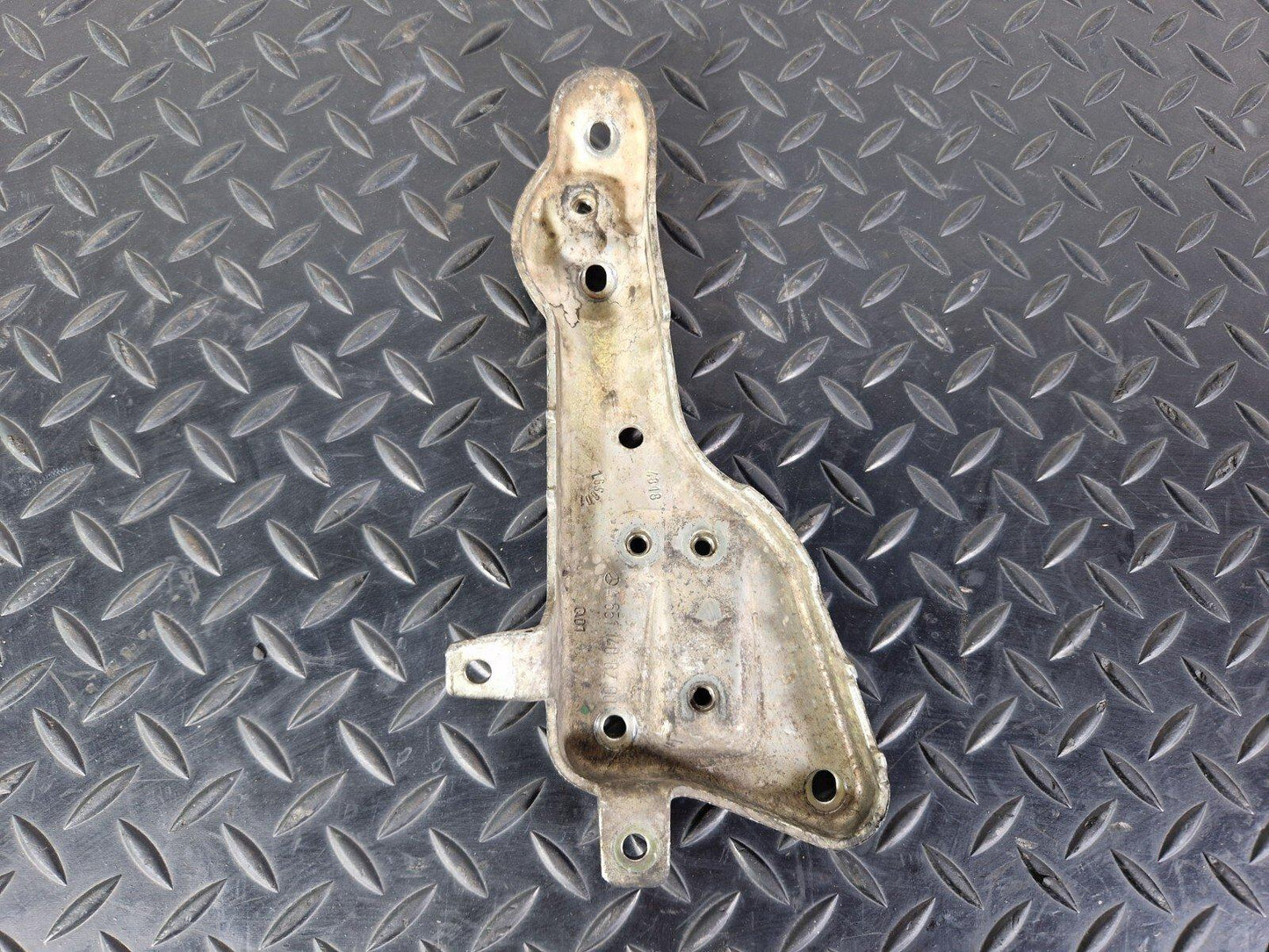 18-ON MERCEDES BENZ SPRINTER W907 OEM VALVE BRACKET A6511400200