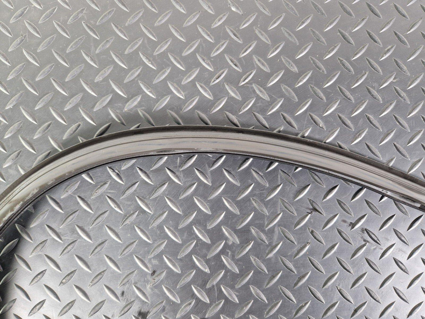 18-ON MERCEDES BENZ SPRINTER W907 W910 BONNET RUBBER SEAL A9108870000