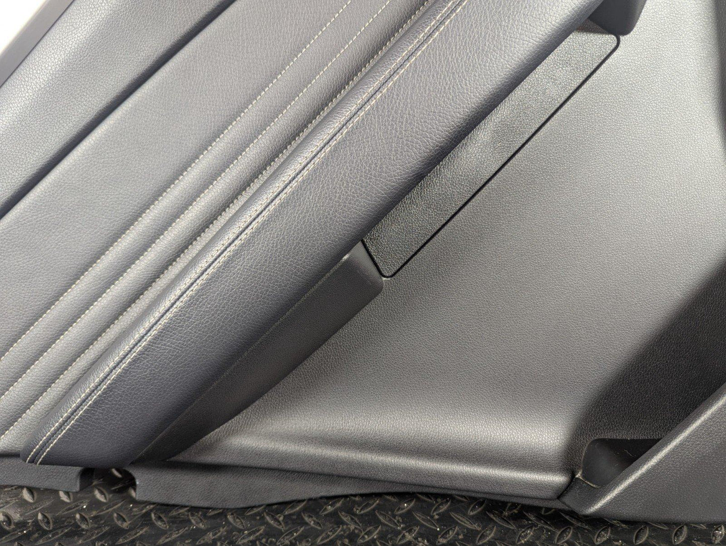 11-19 MERCEDES BENZ ML W166 GENUINE REAR LEFT DOOR CARD COVER