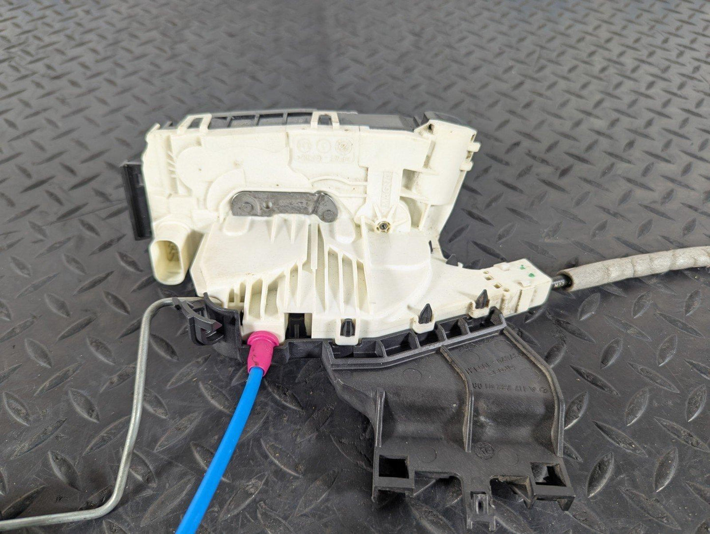 13-19 MERCEDES BENZ CLA C117 GENUINE PASSENGER SIDE DOOR LOCK A1177320108