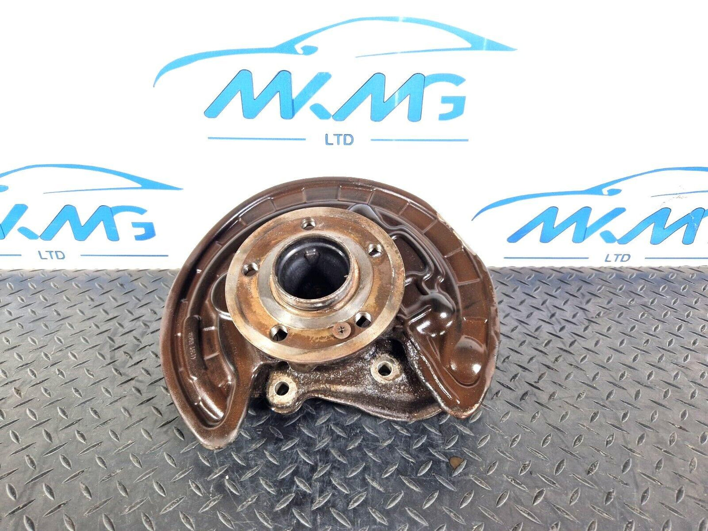 19-ON MERCEDES BENZ B CLASS W247 GENUINE DRIVER SIDE REAR WHEEL HUB A2473571400
