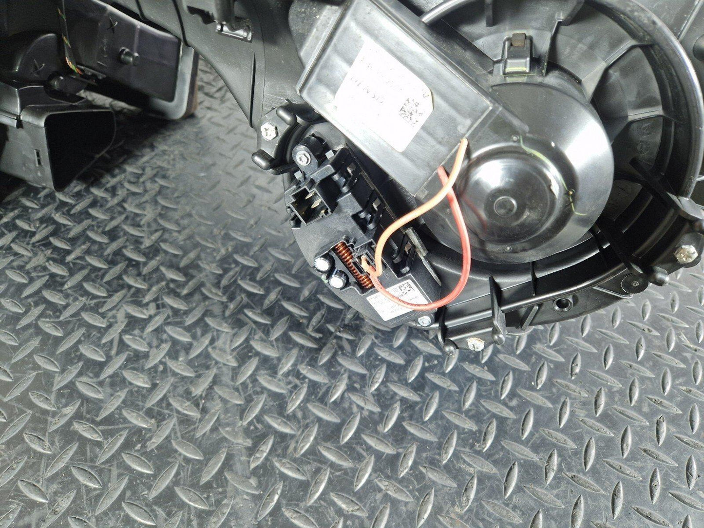 14-19 MERCEDES GLA X156 AIR CONDITIONING HEATER MATRIX HOUSING BOX A2468302302