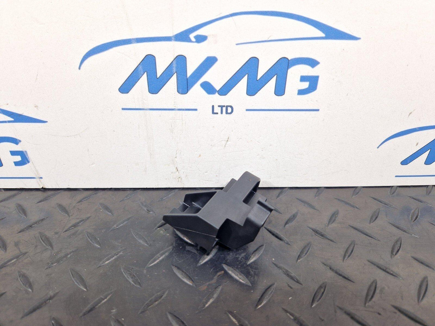 14-21 MERCEDES-BENZ C250D W205 GENUINE AIR DUCT UPPER SEAL BRACKET A2058314700