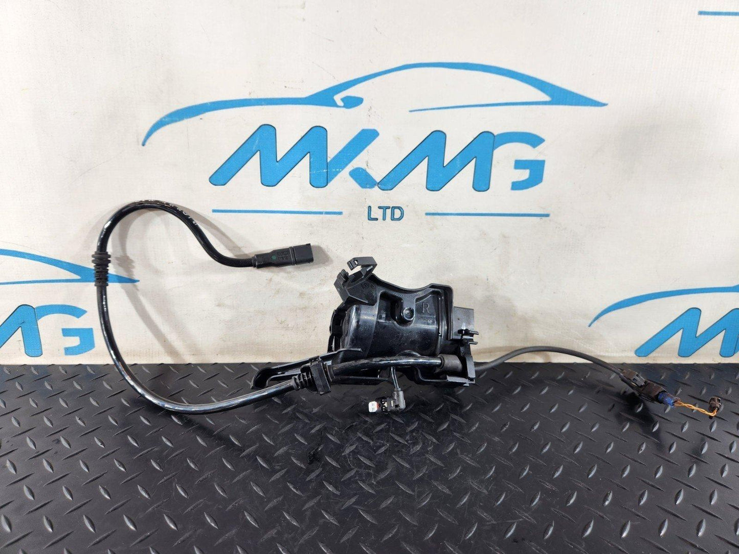 19-ON MERCEDES B CLASS W247 FRONT RIGHT BRAKE HYDRAULIC LINE BRACKET A1774214600