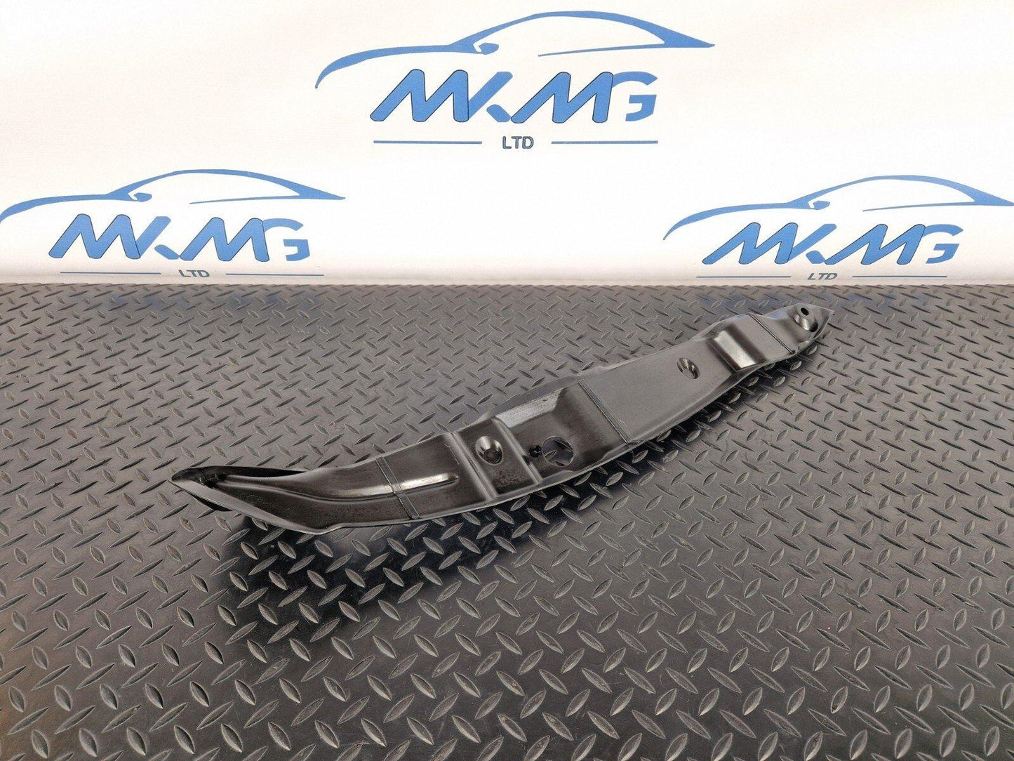12-18 AUDI A6 C7 GENUINE FRONT WING BRACKET LEFT PASSENGER SIDE 4G0821111