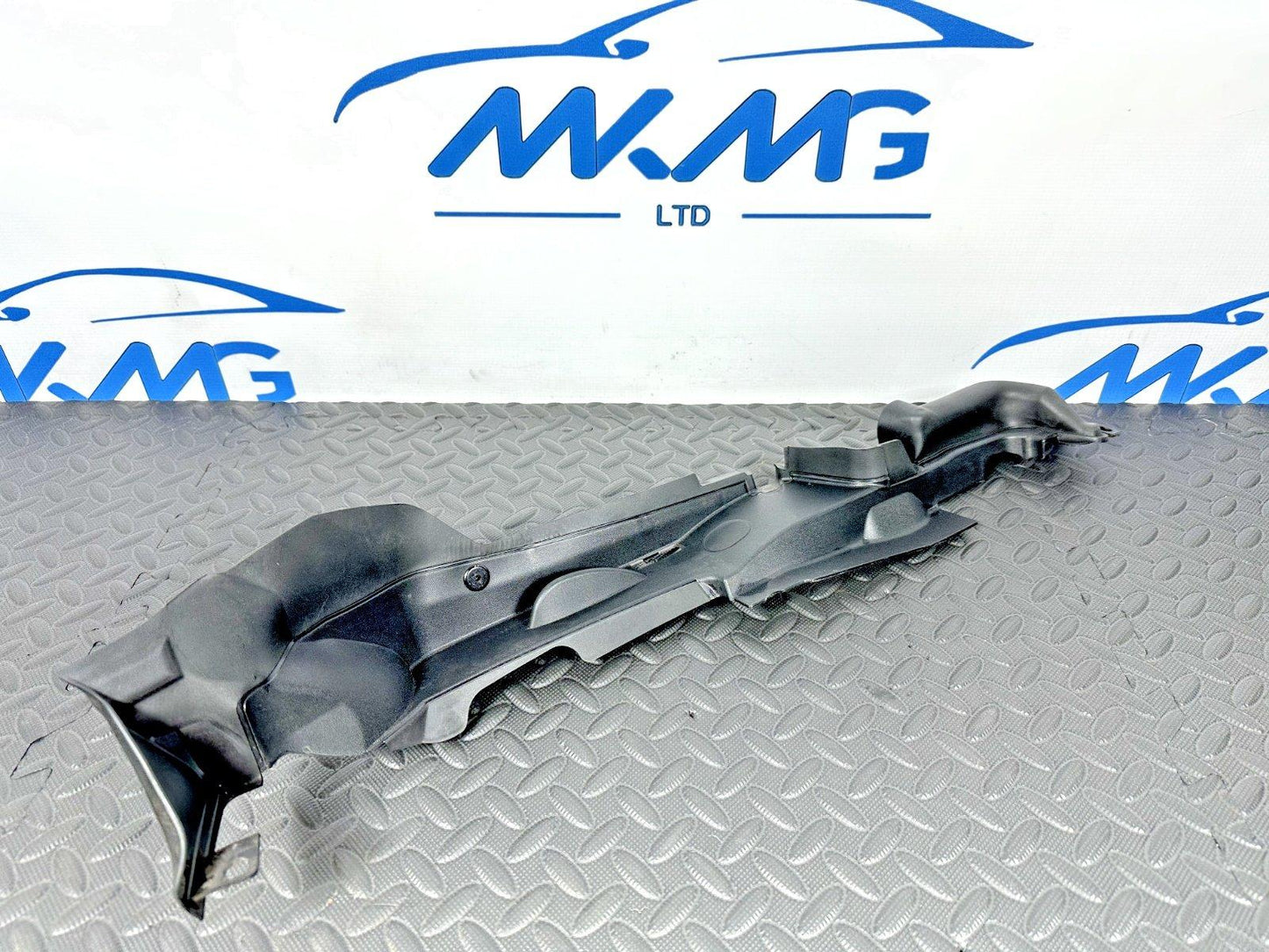 16-19 AUDI A4 B9 SALOON GENUINE RIGHT DRIVER SIDE WING PANEL SEAL 8W0821170