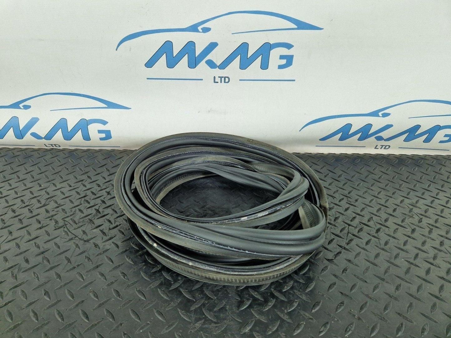 12-18 MERCEDES BENZ B-CLASS W246 OEM REAR TAILGATE RUBBER SEAL A2467400378