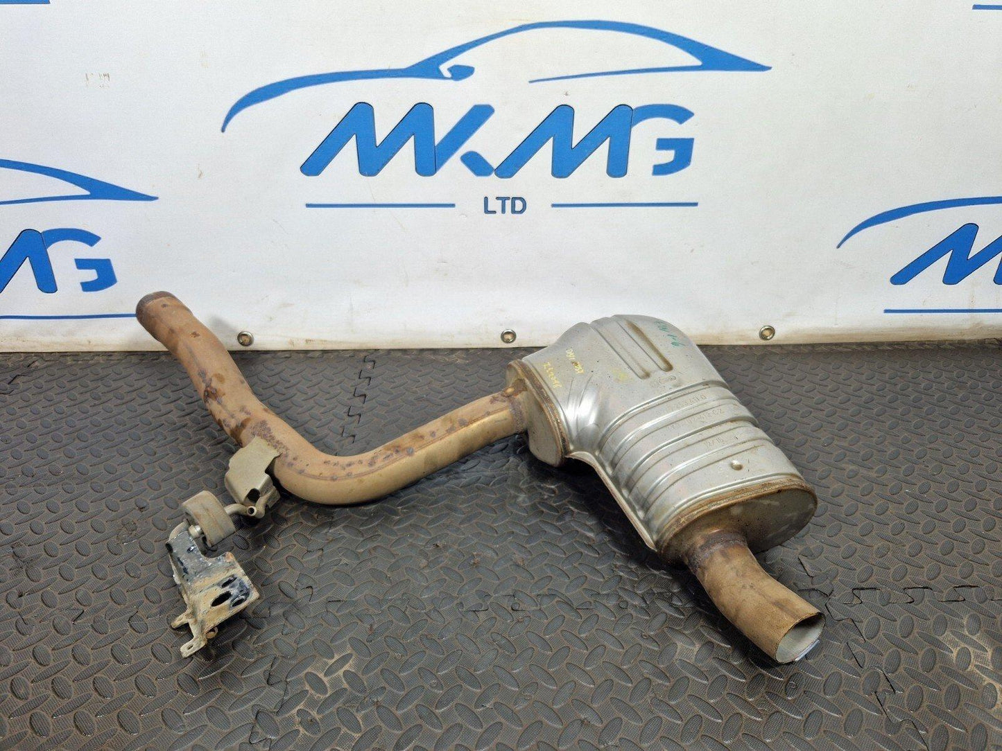 16-18 AUDI A4 B9 REAR EXHAUST MUFFLER SILENCER 8W0253411Q