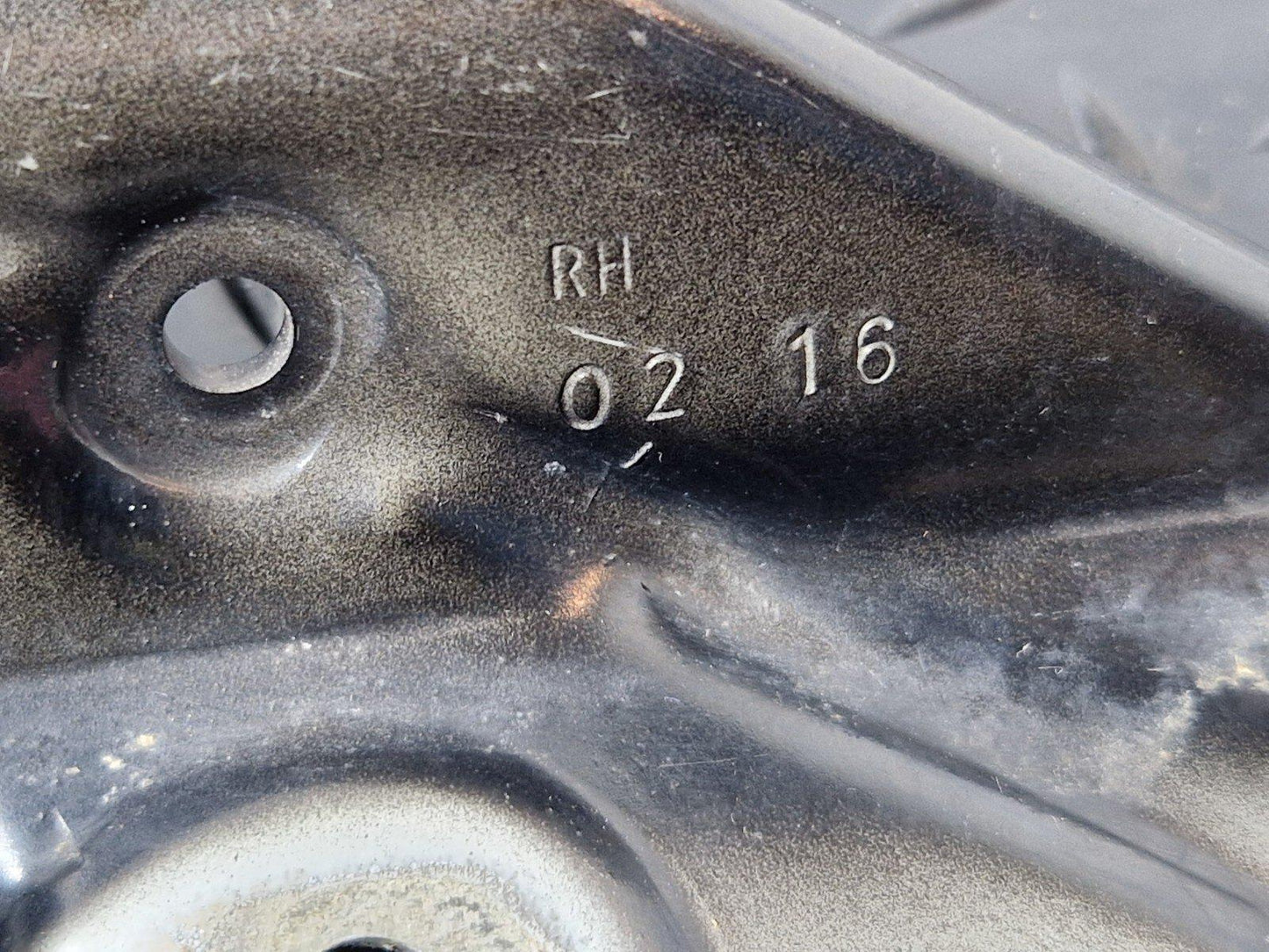 12-18 AUDI A6 C7 FRONT HOOD BONNET DRIVER RIGHT SIDE HINGE 4G8823302E