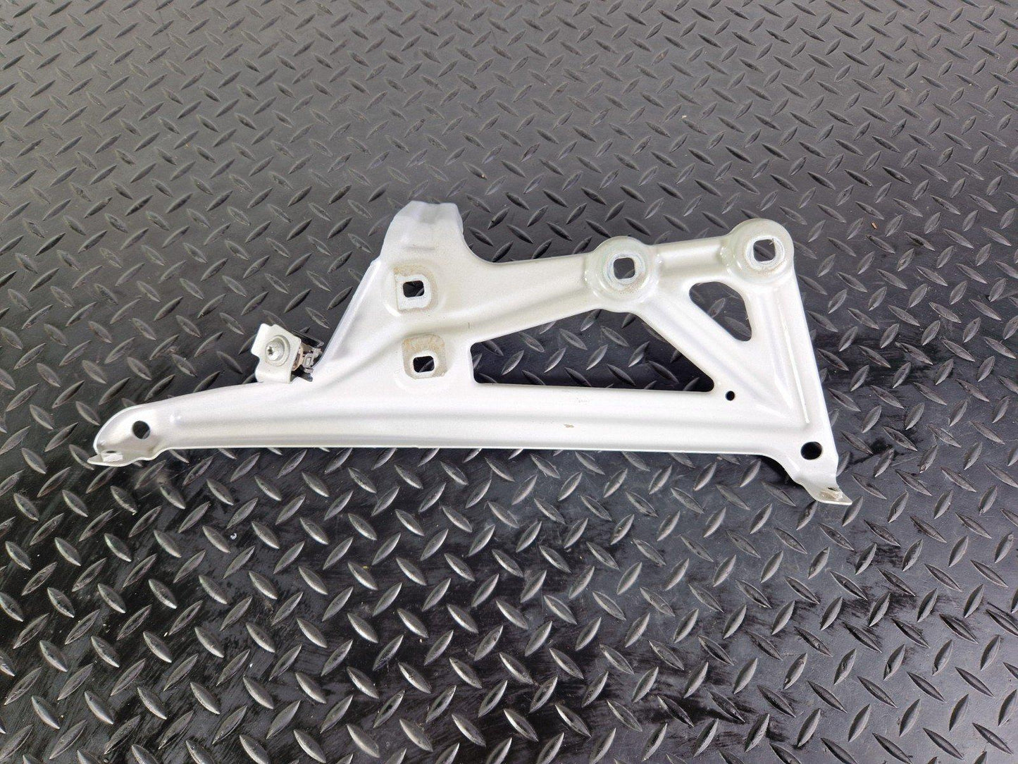 16-22 BMW X1 F48 GENUINE FRONT LEFT PASSENGER SIDE WING BRACKET MOUNT 7329447