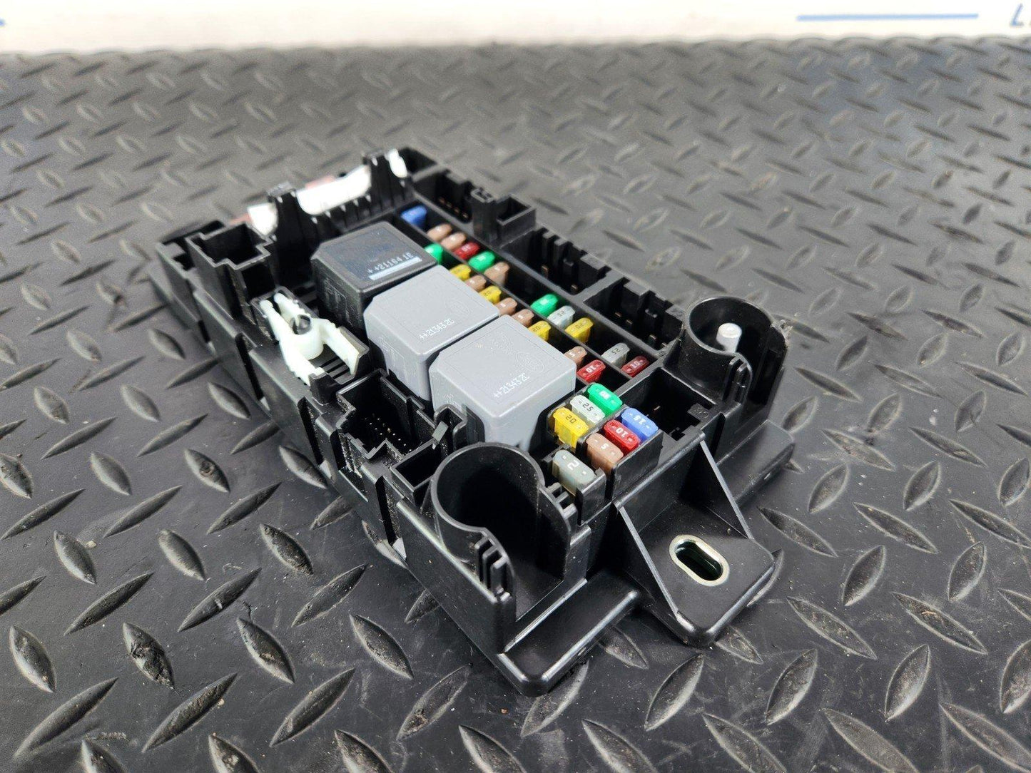 19-ON RANGE ROVER EVOQUE L551 GENUINE REAR FUSE RELAY BOX M8D2-14N030-AA