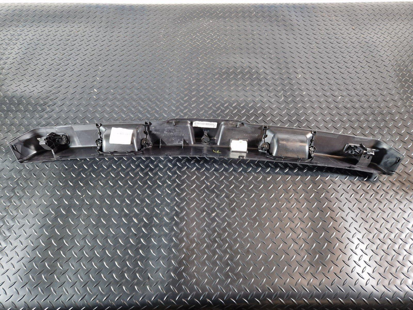 11-19 MERCEDES BENZ ML W166 REAR TAILGATE LOWER COVER LATCH TRIM A1667400572