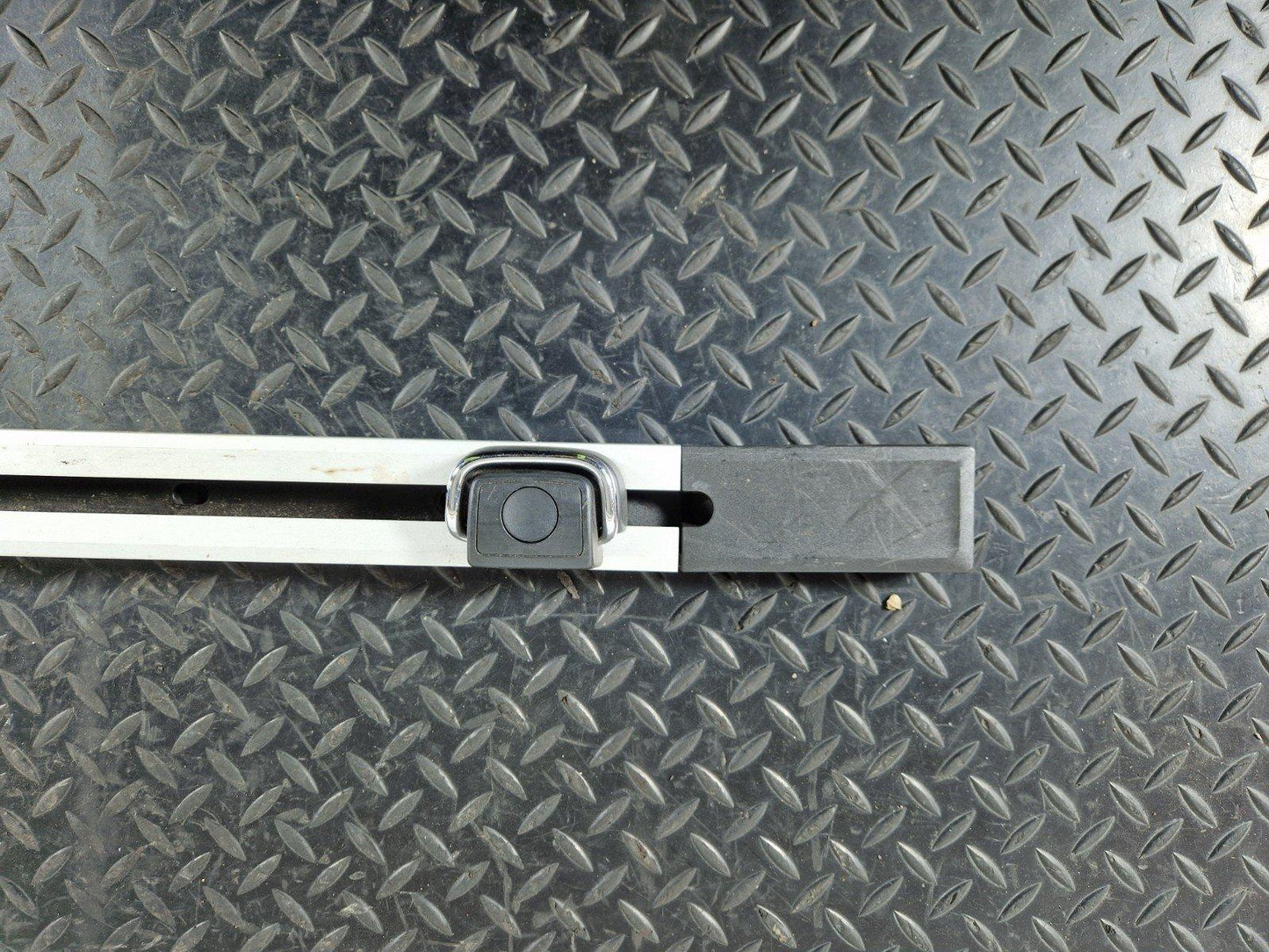12-18 AUDI A6 C7 GENUINE LEFT N/S BOOT LUGGAGE COMPARTMENT MOUNT RAIL 4G9863555A