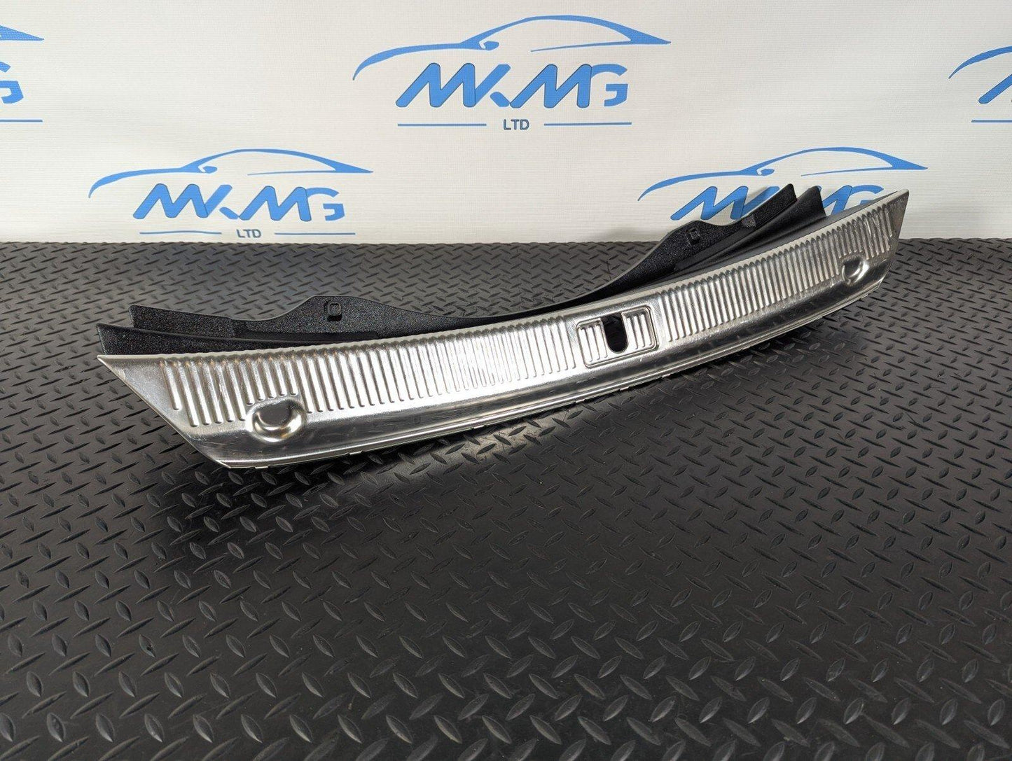 10-17 AUDI A8 4H REAR BOOT CHROME LOADING COVER PANEL TRIM 4H0863471