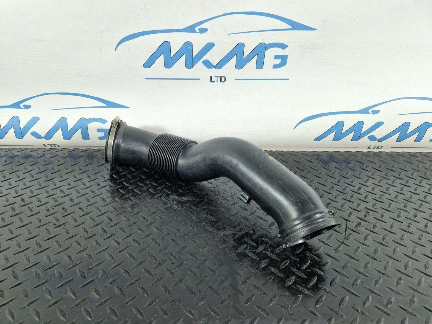 10-17 AUDI A8 4H AIR INTAKE PIPE HOSE DUCT 4H0129615D