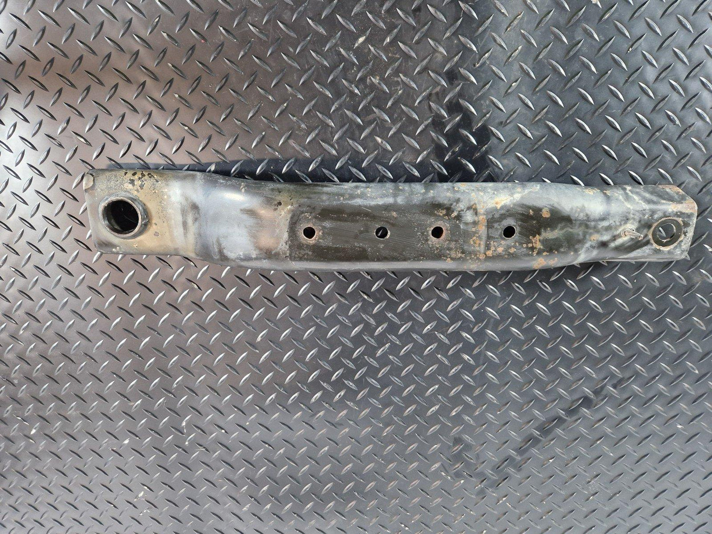 18-ON MERCEDES-BENZ W906 SPRINTER DRIVER SUBFRAME MOUNT BRACE STRUT A9063300105