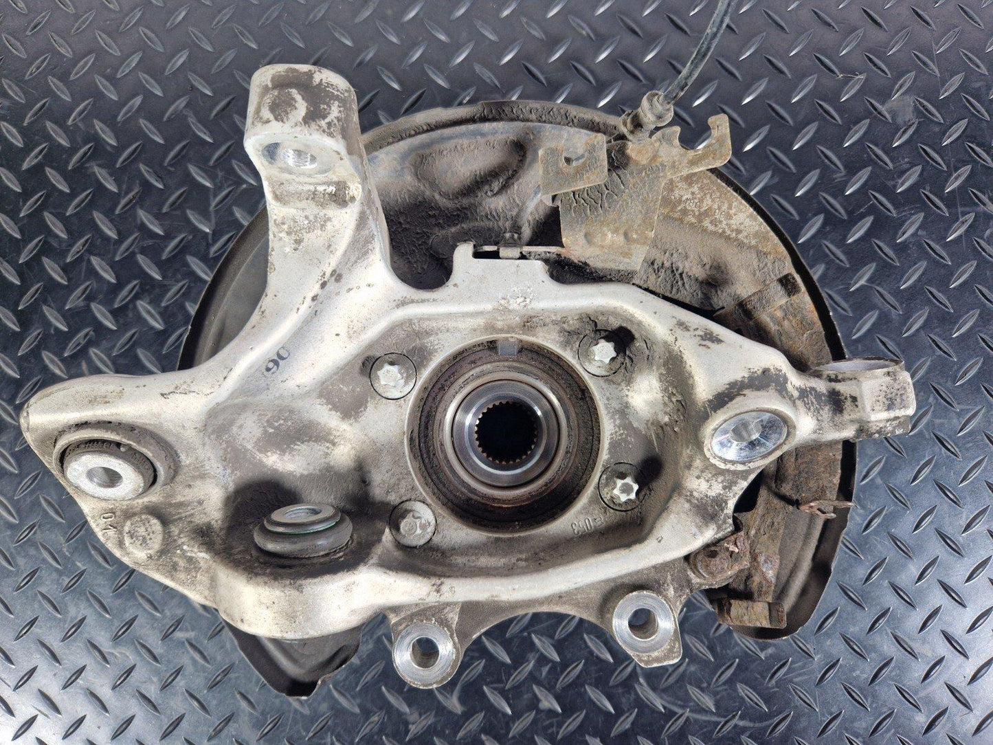 14-21 MERCEDES C350e W205 GENUINE REAR RIGHT DRIVER SIDE WHEEL HUB A2055467480