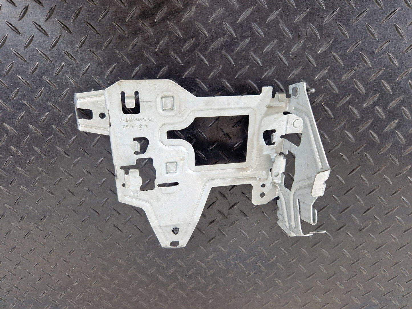 14-21 MERCEDES BENZ C300h W205 FUSE BOX RELAY HOLDER BRACKET A2055451740