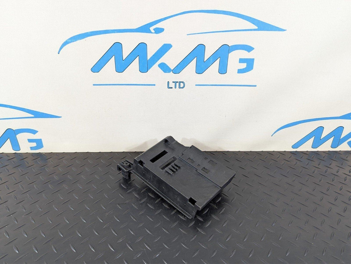 14-19 MERCEDES BENZ GLA X156 GEARBOX CONTROL MODULE BRACKET HOLDER A2465450500