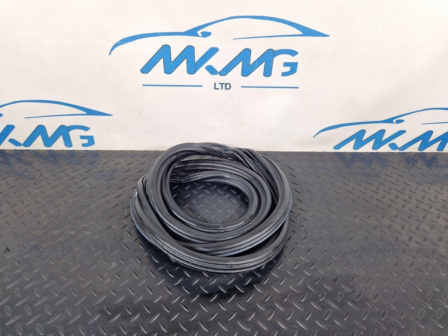 12-18 AUDI A6 C7 REAR LEFT DOOR RUBBER SEAL FITS BOTH LEFT OR RIGHT 4G5833721A