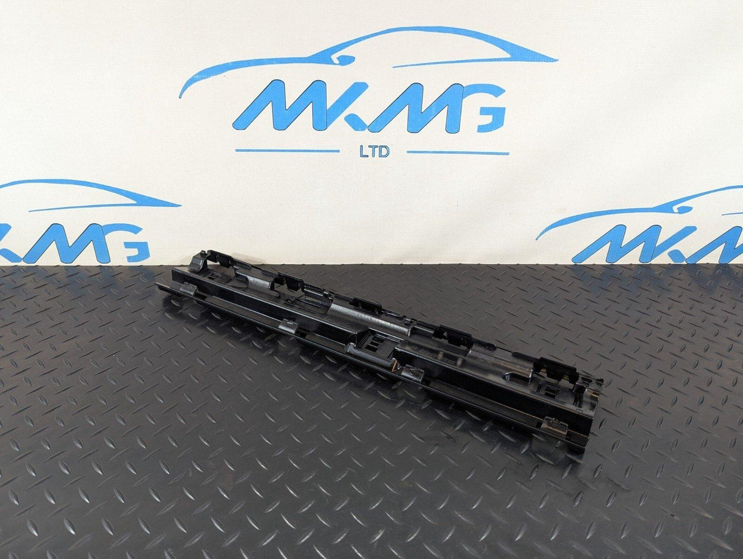 16-22 BMW X1 F48 LEFT SIDE CENTRE SKIRT MOUNTING BRACKET 7332331