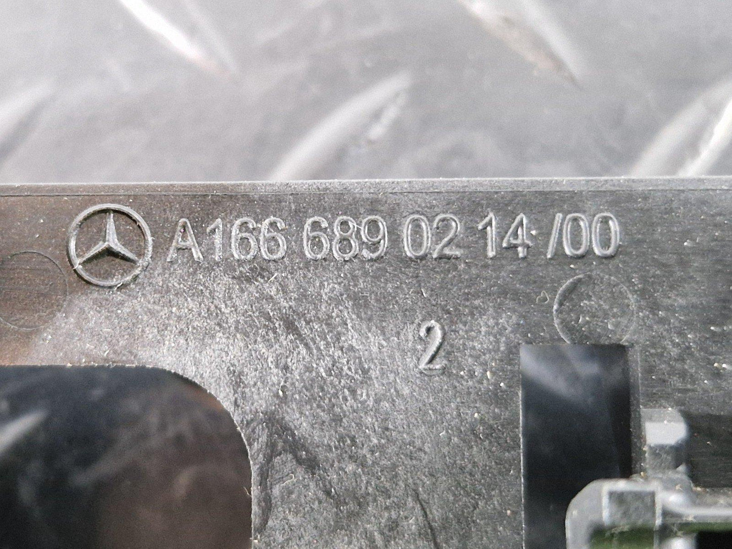 16-19 MERCEDES BENZ GLE W166 SAT NAV HOLDER BRACKET MOUNT A1666890214