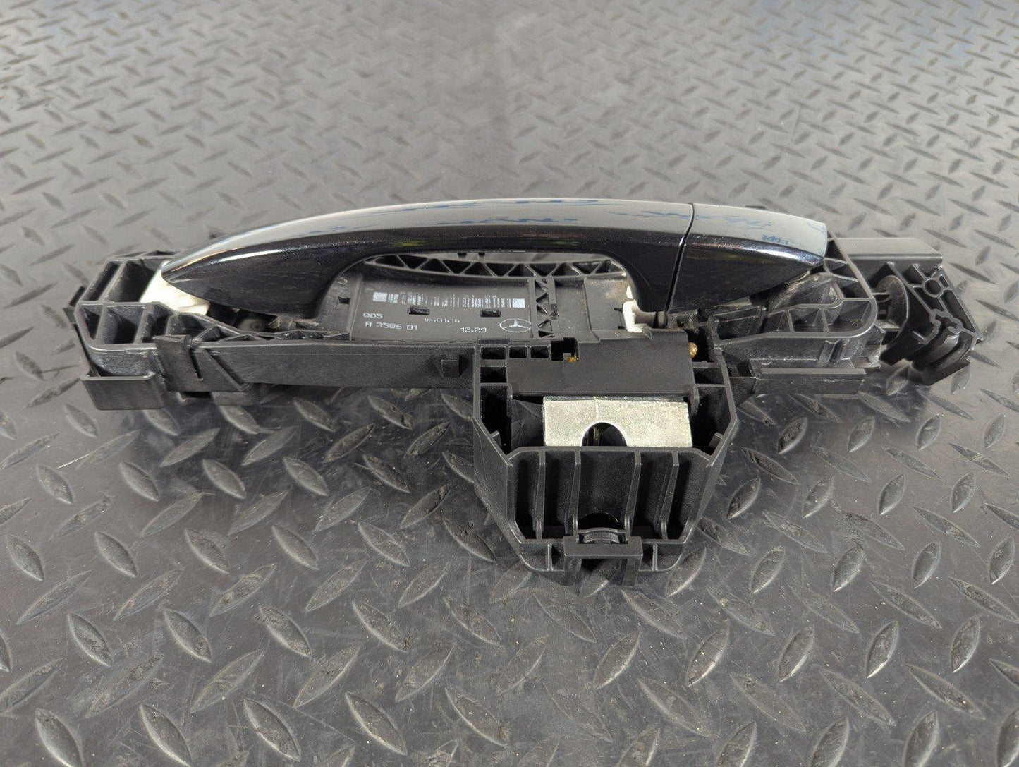 13-19 MERCEDES BENZ CLA C117 FRONT LEFT PASSENGER SIDE DOOR HANDLE A2047602134