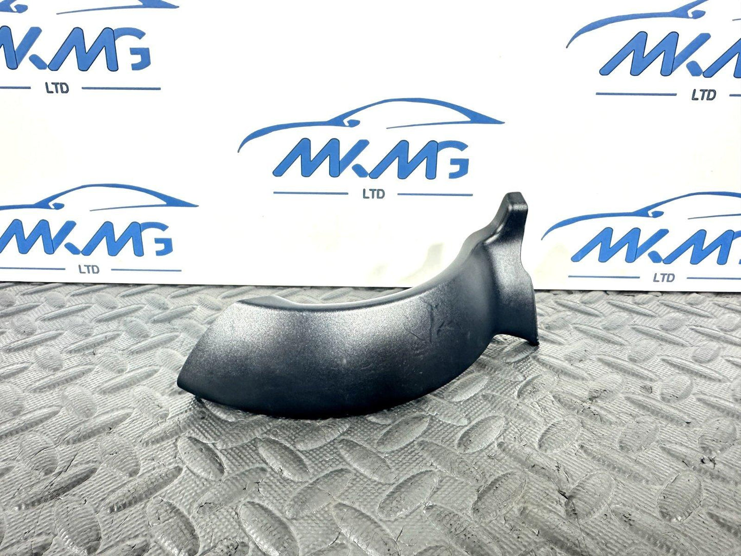 16-19 AUDI A4 B9 AVANT GENUINE REAR RIGHT BOOT HINGE COVER 8W9827280