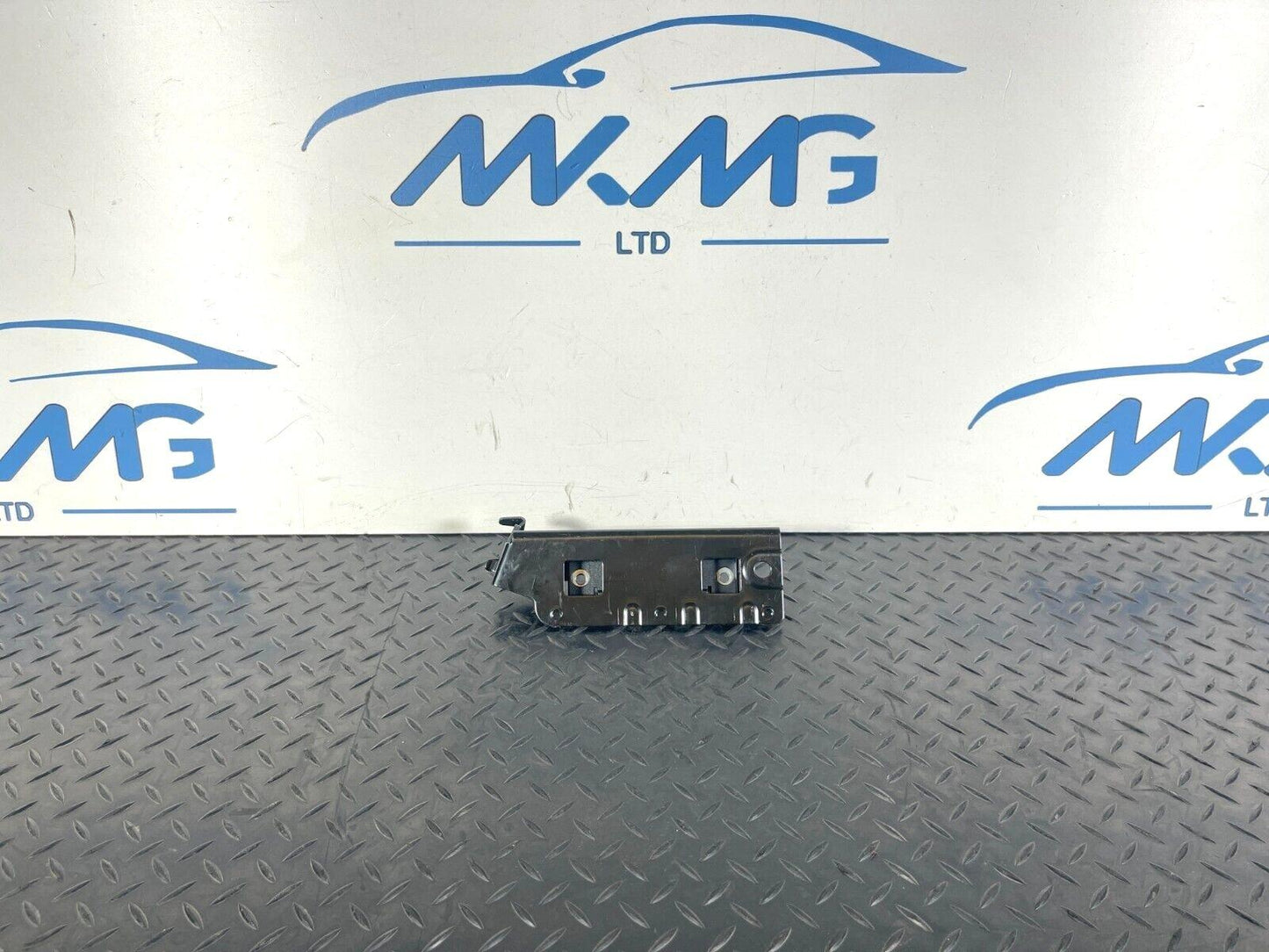 16-19 AUDI A4 B9 GENUINE GENUINE MOUNTING FOR TIE-DOWN EYE 8W9813981