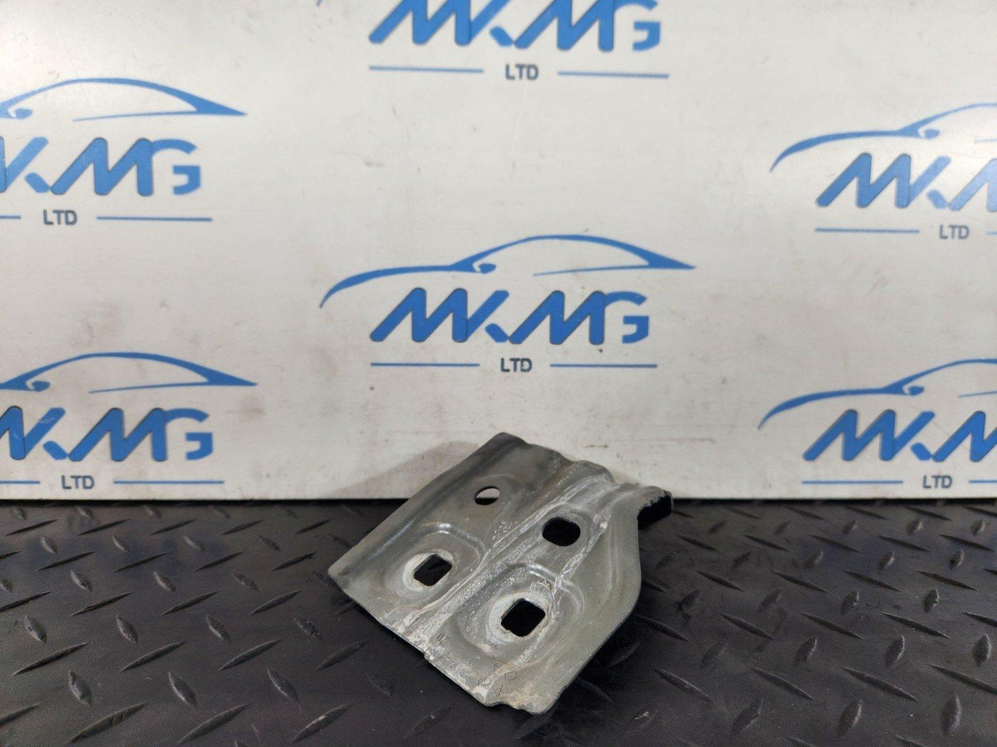 19-ON MERCEDES B CLASS W247 GENUINE FRONT LEFT FENDER REAR BRACKET A2478801100