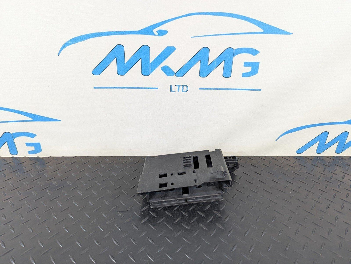 14-19 MERCEDES BENZ GLA X156 GEARBOX CONTROL MODULE BRACKET HOLDER A2465450500