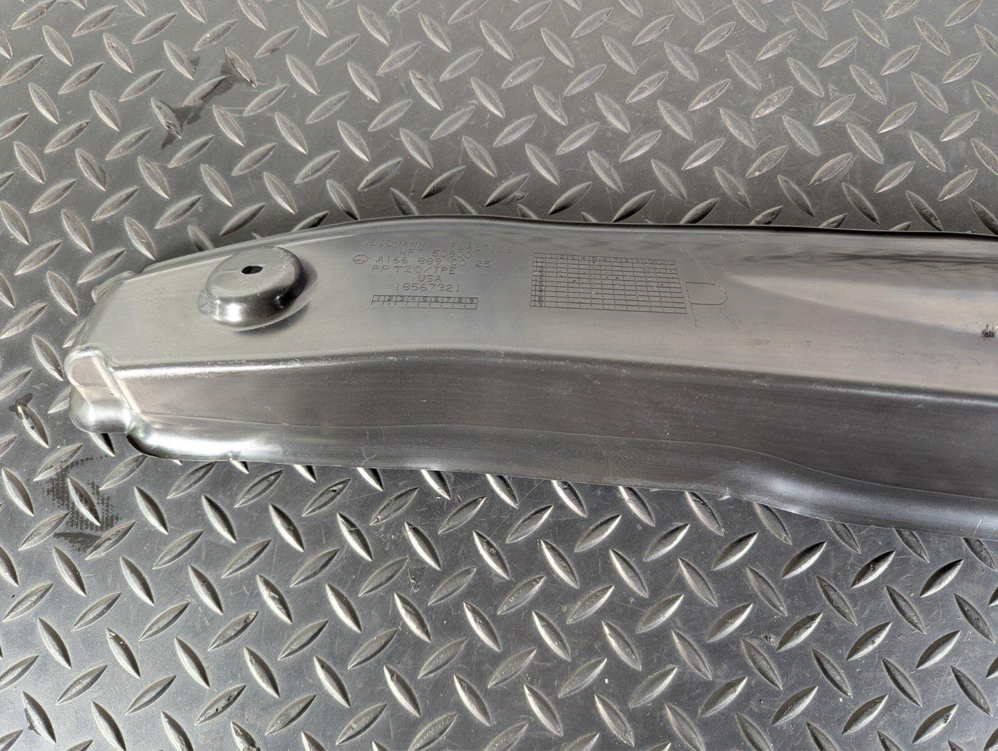 11-19 MERCEDES BENZ ML W166 FRONT RIGHT O/S WING FENDER COVER SEAL A1668890025