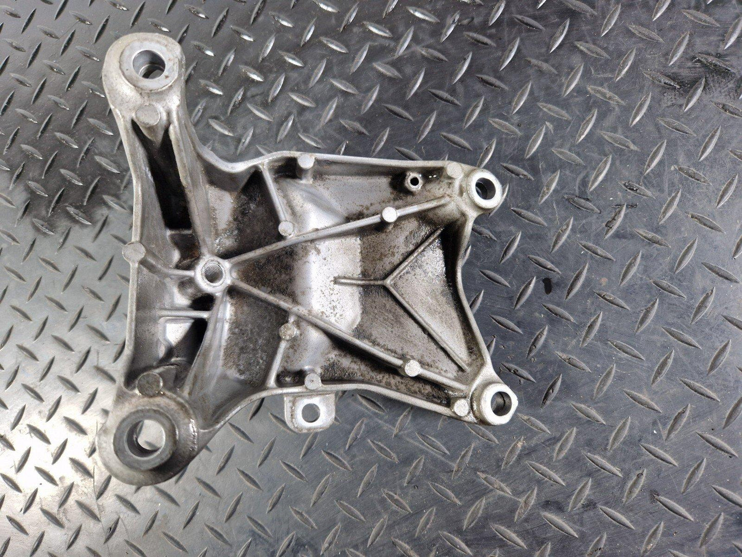 16-23 AUDI A5 F5 SPORTBACK S-LINE RIGHT SIDE ENGINE BRACKET MOUNT 8W0199308L