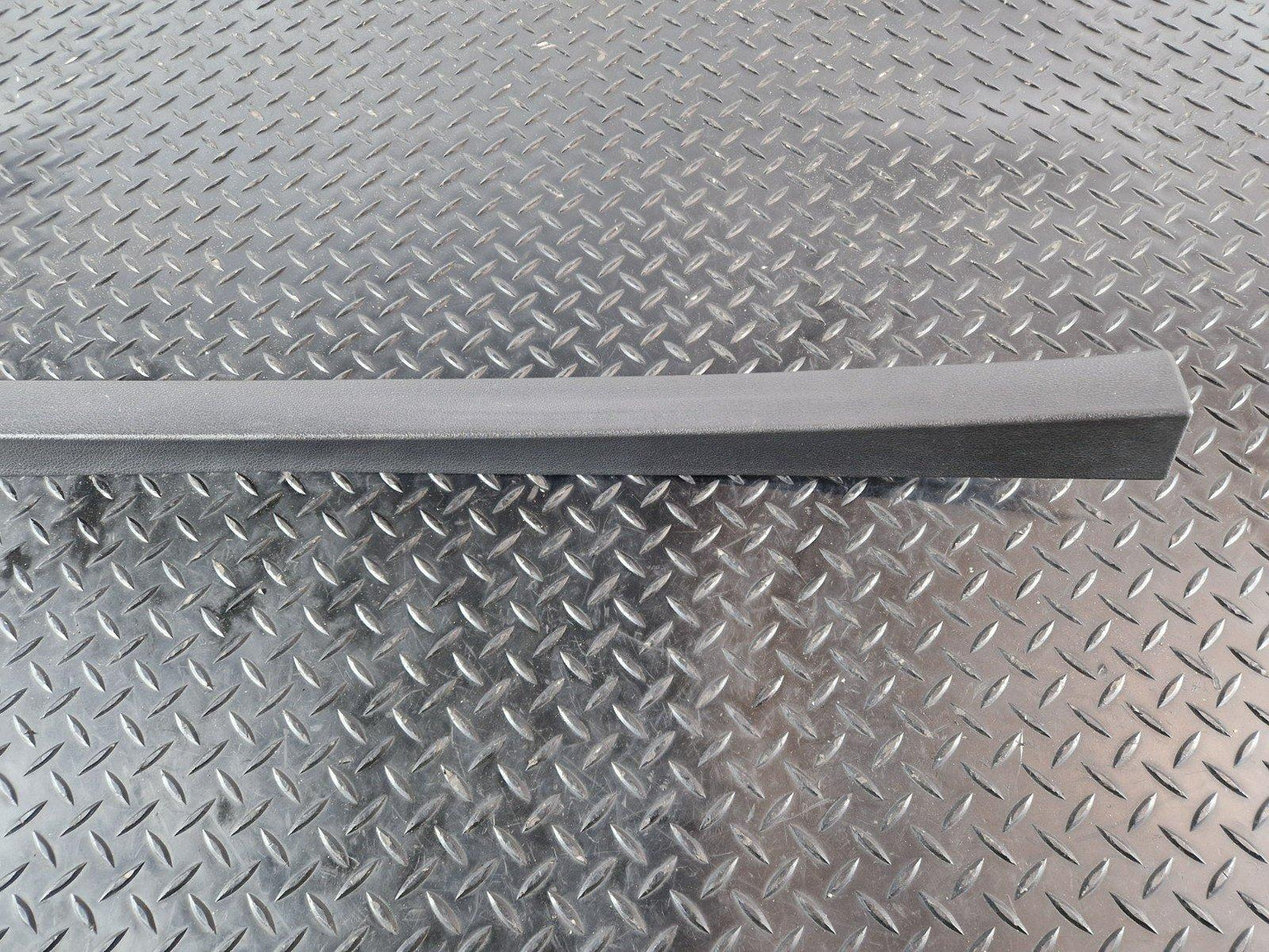 10-15 AUDI Q7 4L GENUINE TAILGATE CENTRE COVER TRIM 4L0867606