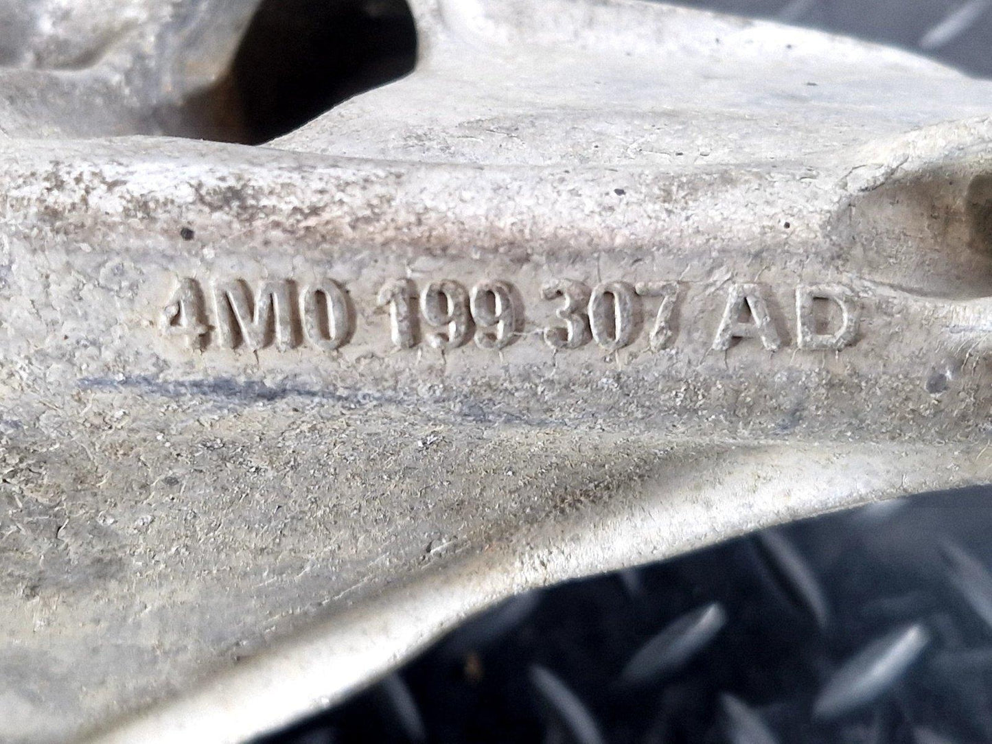 16-19 AUDI A4 B9 GENUINE LEFT N/S ENGINE MOUNT BRACKET 4M0199307AD
