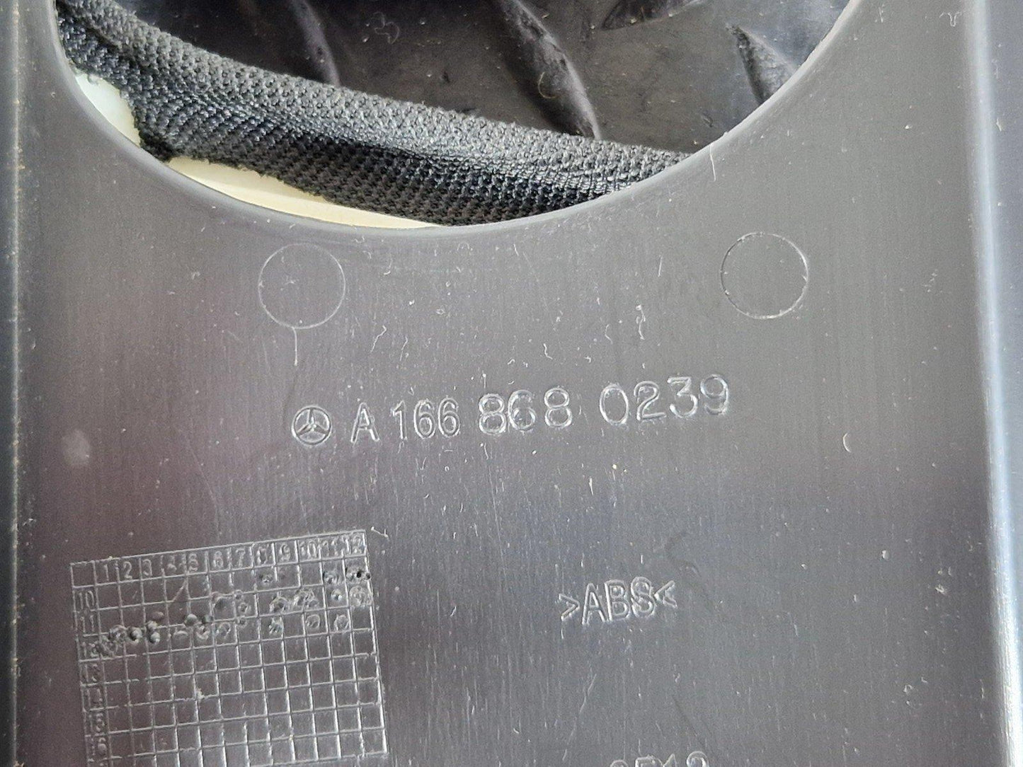 11-19 MERCEDES BENZ ML W166 GENUINE RIGHT SIDE UPPER B PILLAR TRIM A1668680239
