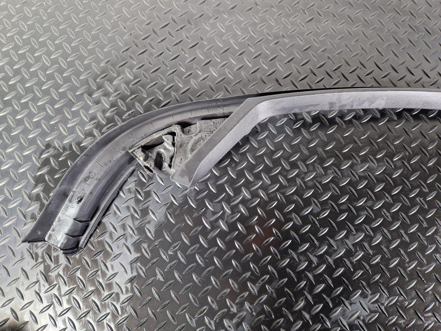 20-24 BMW 1 SERIES F40 FRONT LEFT WINDOW DOOR FRAME COVER 7464799