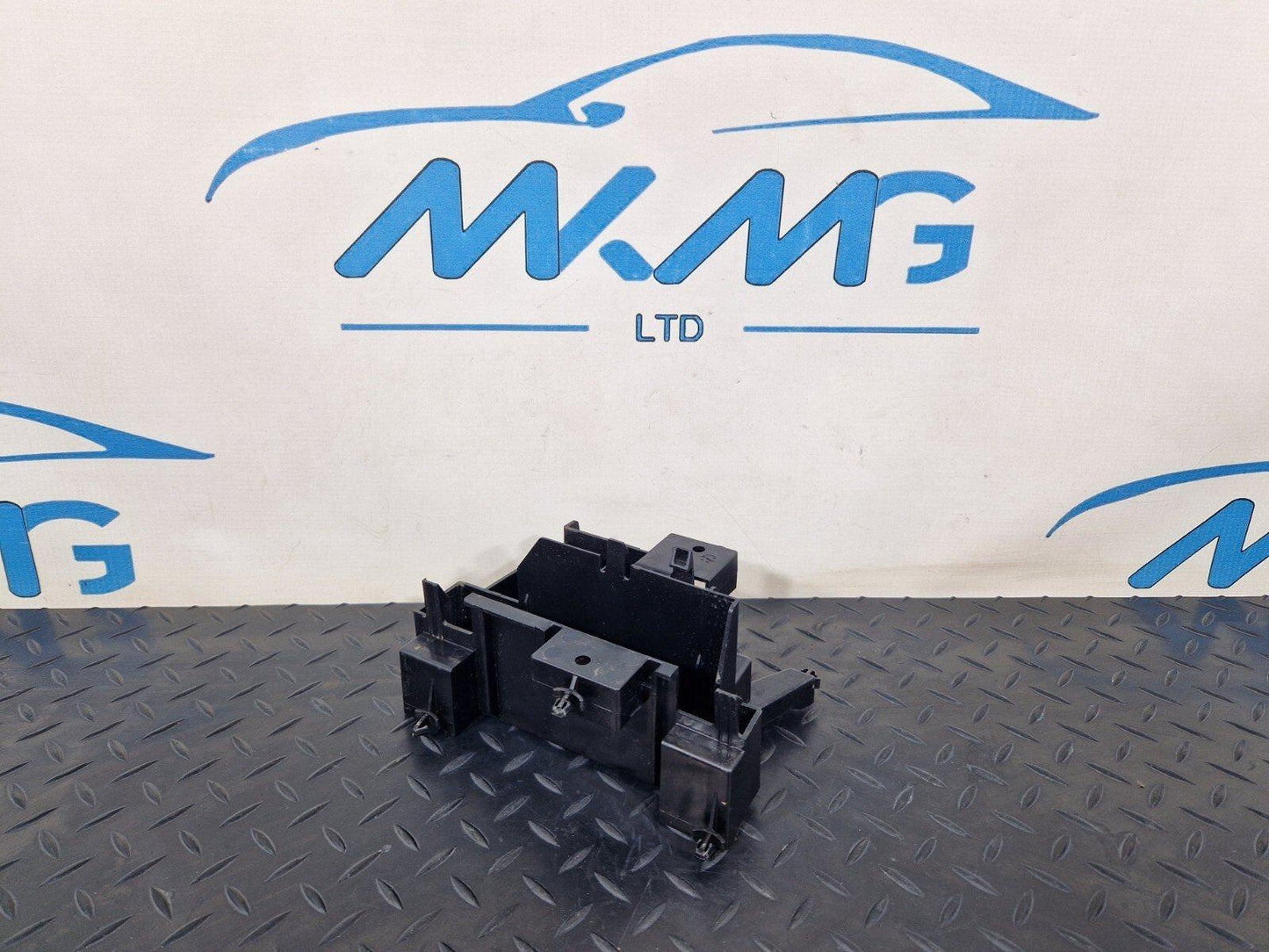 18-ON MERCEDES BENZ SPRINTER W907 GENUINE TRIM A9105450900