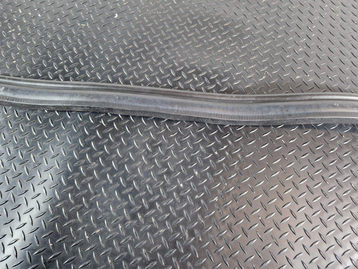 11-19 MERCEDES BENZ ML GLE W166 OEM ENGINE RUBBER SEAL A1668870098