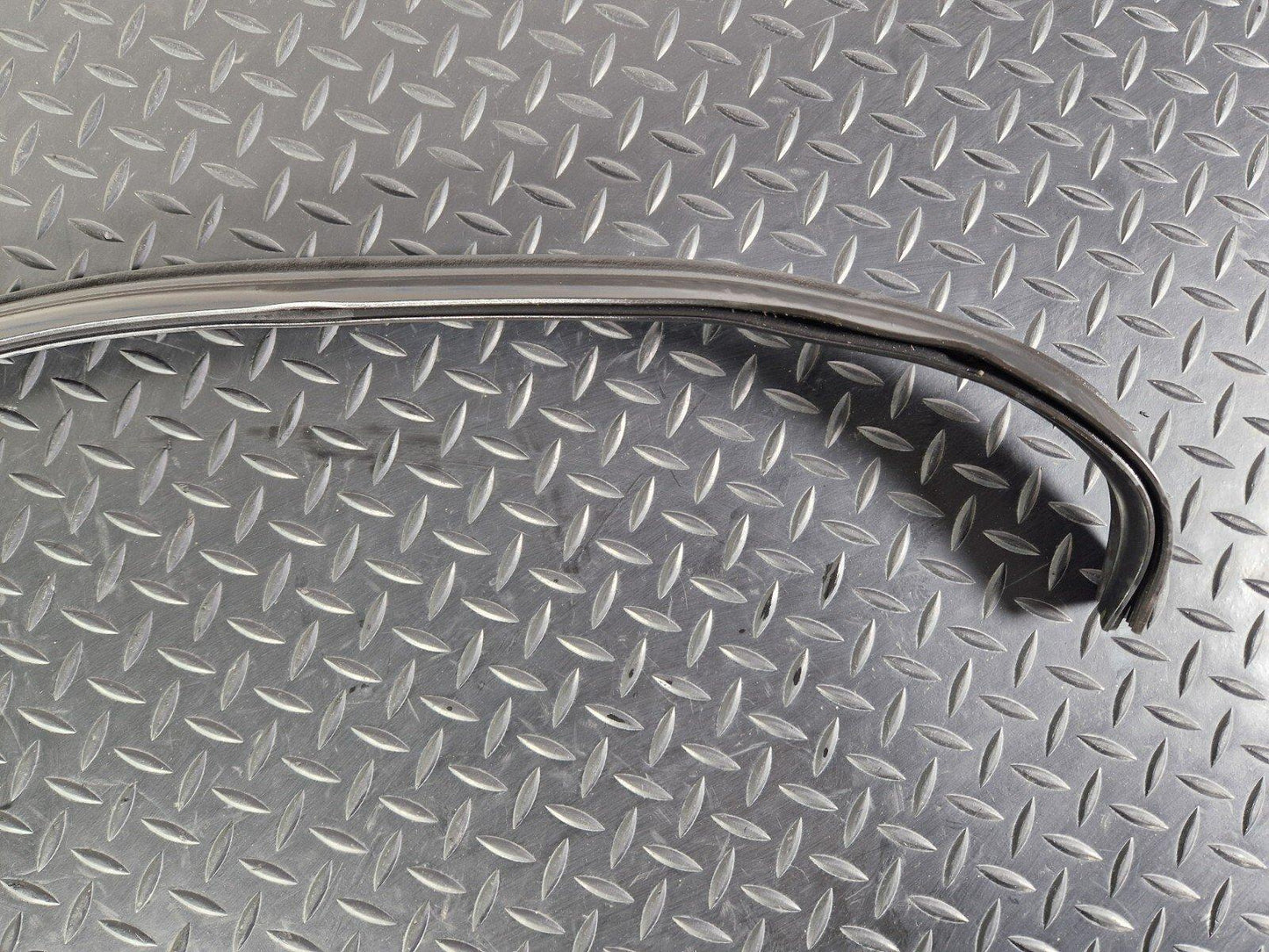 18-ON MERCEDES BENZ SPRINTER W907 W910 BONNET RUBBER SEAL A9108870000