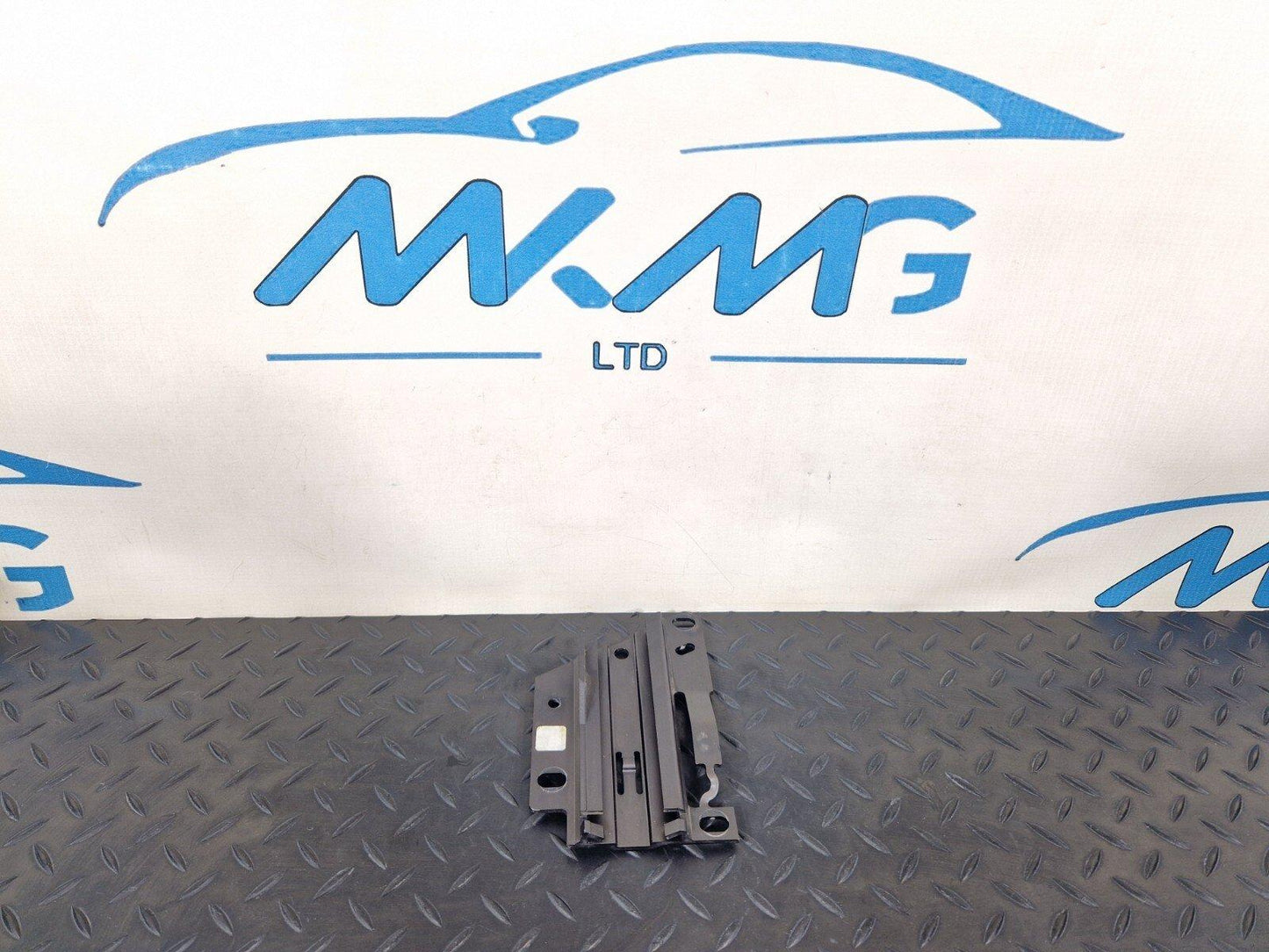 16-19 AUDI A4 B9 BONNET HOOD BOOT LID LOCK CATCH STRIKER RIGHT O/S 8W0823186E