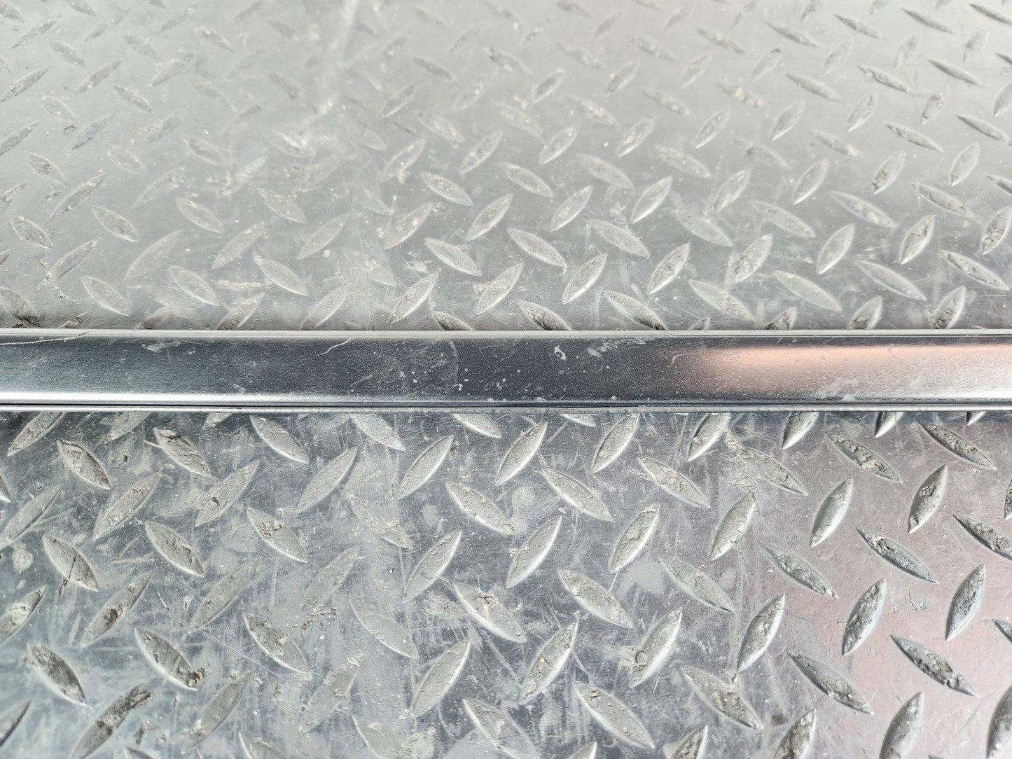 11-19 MERCEDES BENZ ML W166 GENUINE RIGHT O/S FRONT WINDSHIELD TRIM A1666901280