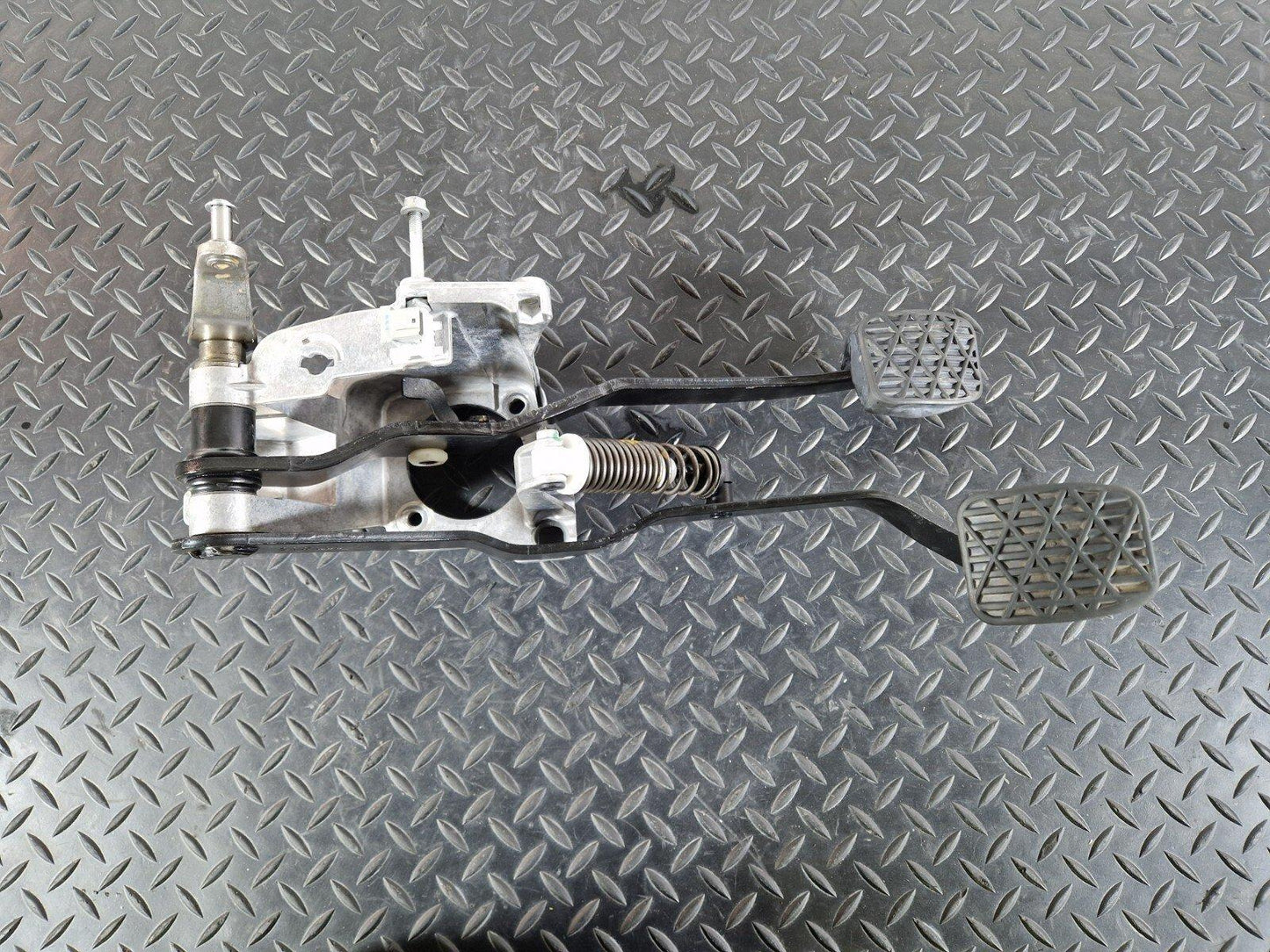 14-21 MERCEDES BENZ C200 W205 OEM MANUAL CLUTCH BRAKE PEDAL A2052910101