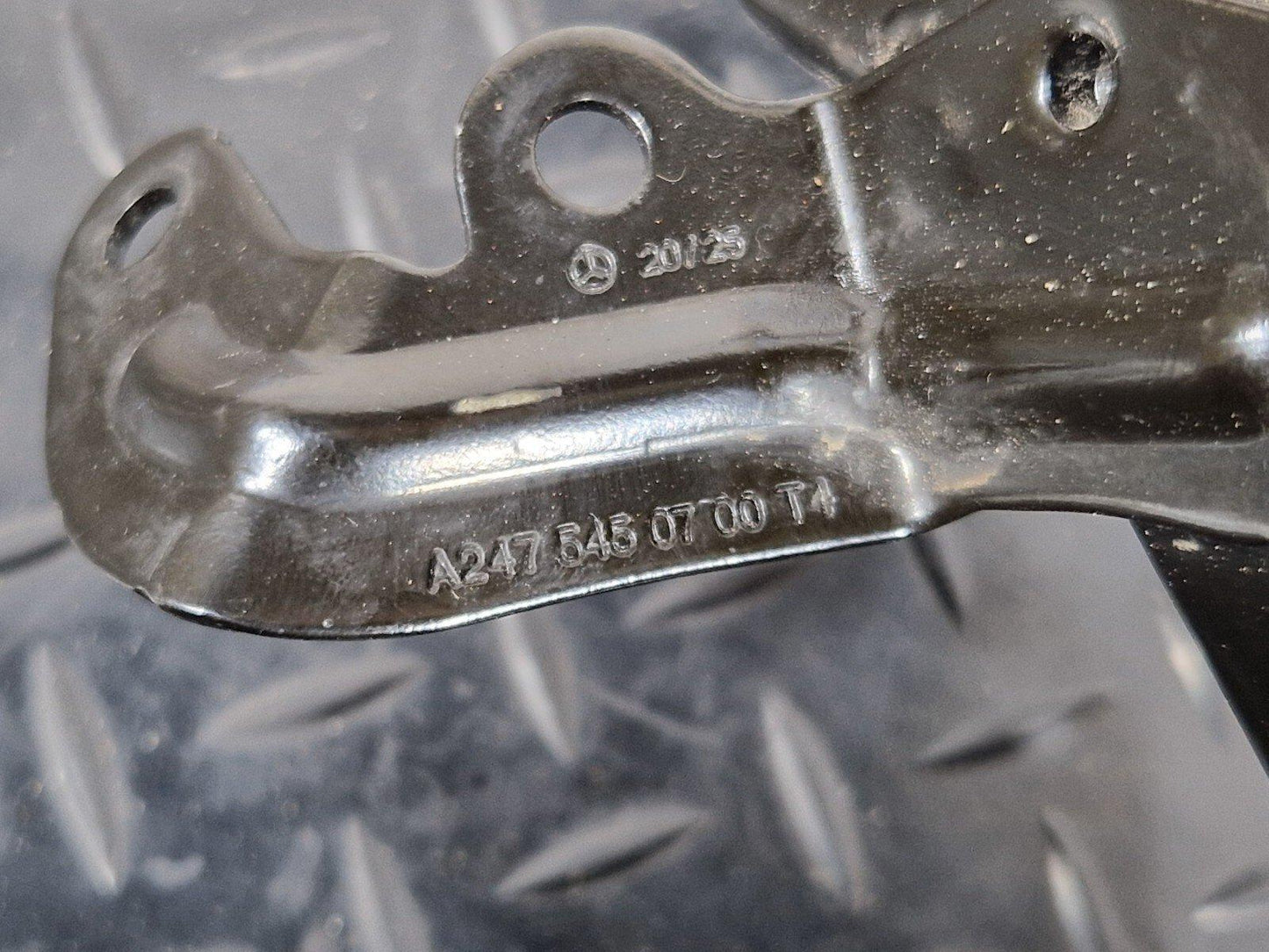 19-ON MERCEDES BENZ A CLASS EQ W177 ENGINE BAY SUPPORT BRACKET A2475450700