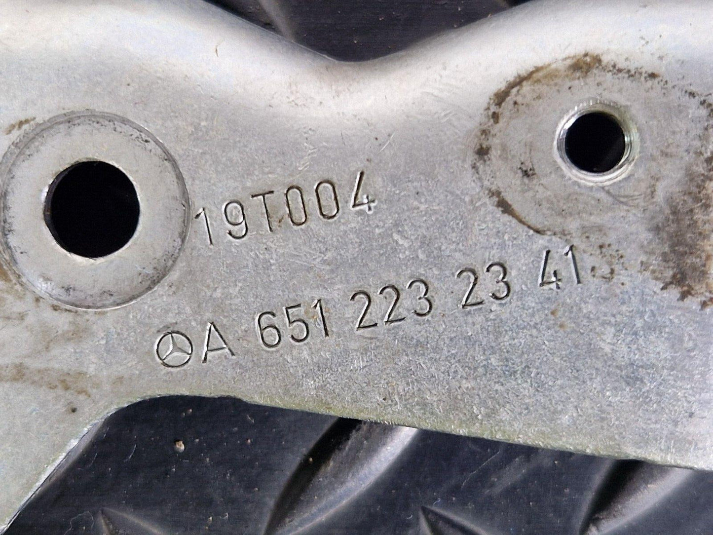 18-ON MERCEDES BENZ SPRINTER W907 OEM ENGINE REAR LEFT LIFTING LUG A6512232341