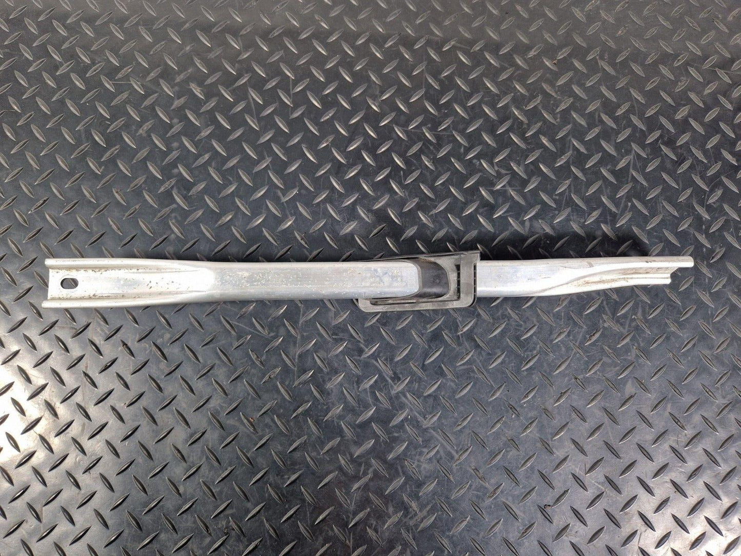 16-19 AUDI A4 B9 GENUINE FRONT RIGHT SUPPORT BRACKET BAR 8W0805646