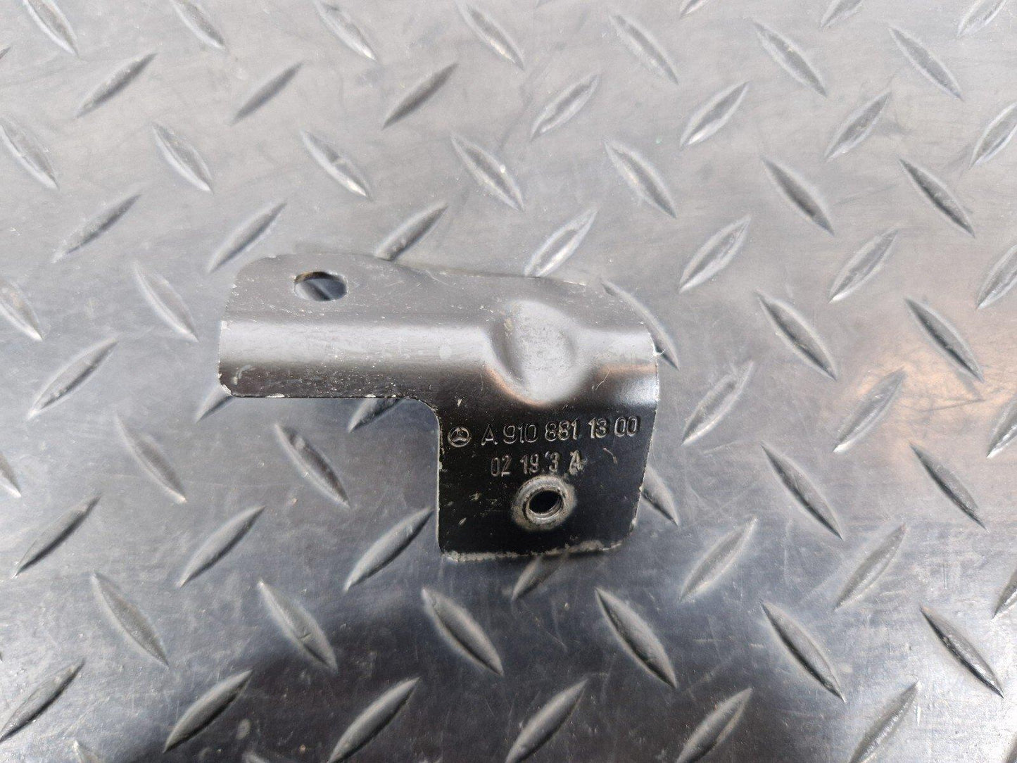 18-ON MERCEDES SPRINTER W907 W910 FRONT LEFT WING HOLDER BRACKET A9108811300