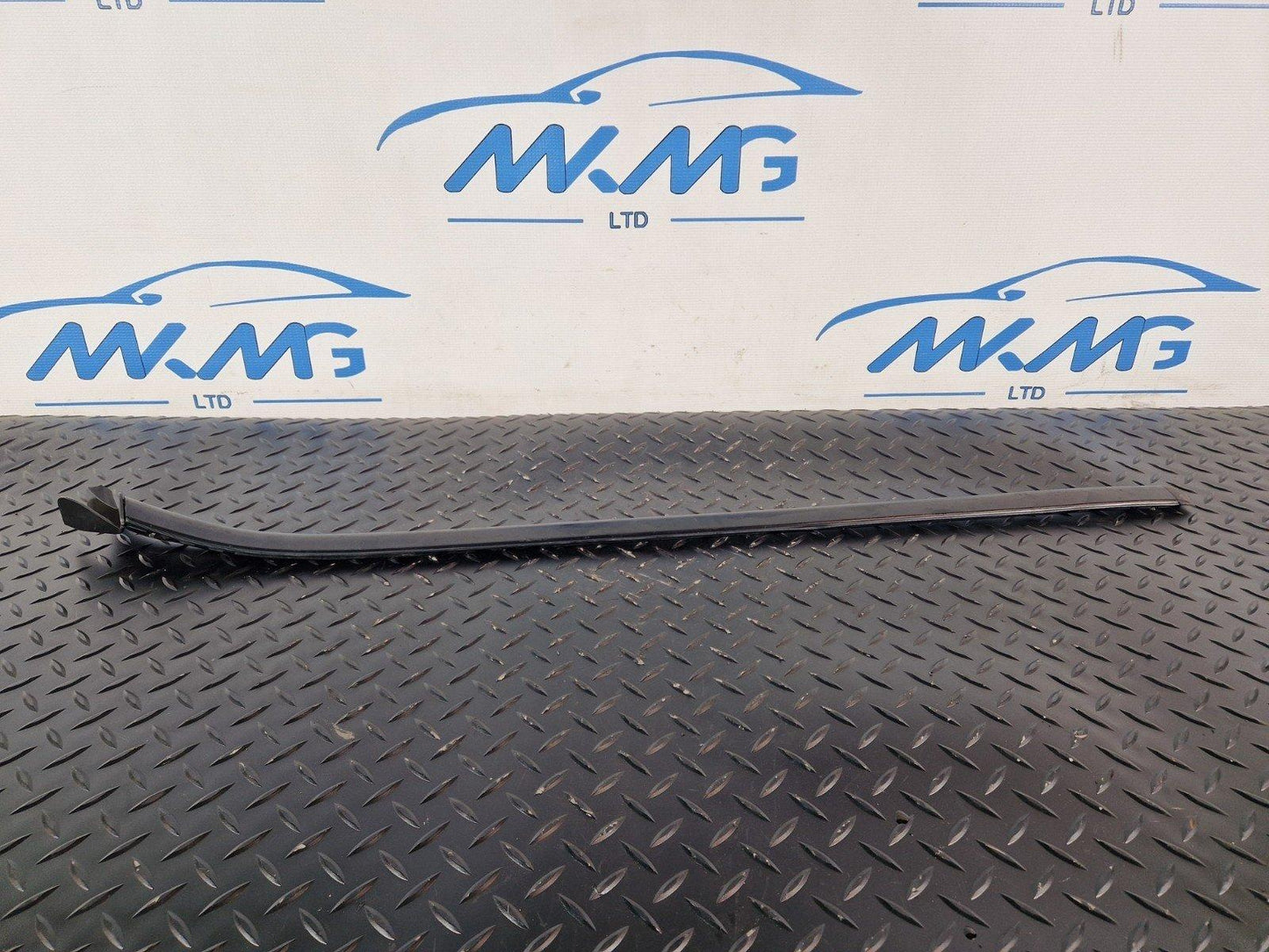 11-19 MERCEDES BENZ ML W166 FRONT LEFT WINDSCREEN WATER DEFLECTOR A1666901180